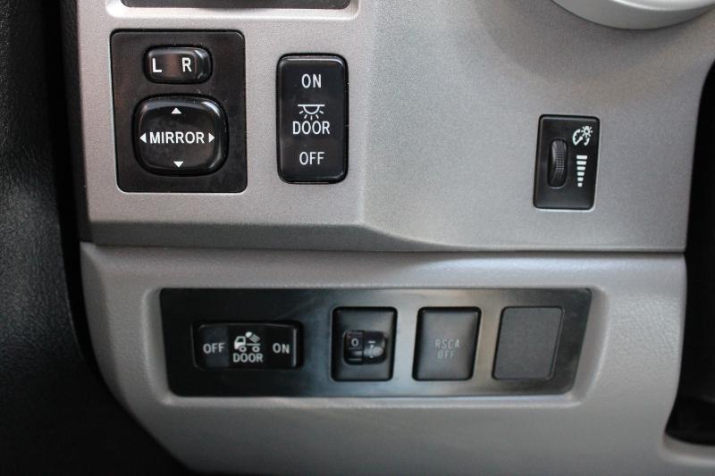 Toyota Tundra 4WD Truck Double Cab 5.7L FFV V8 6-Spd AT (Natl) 2013