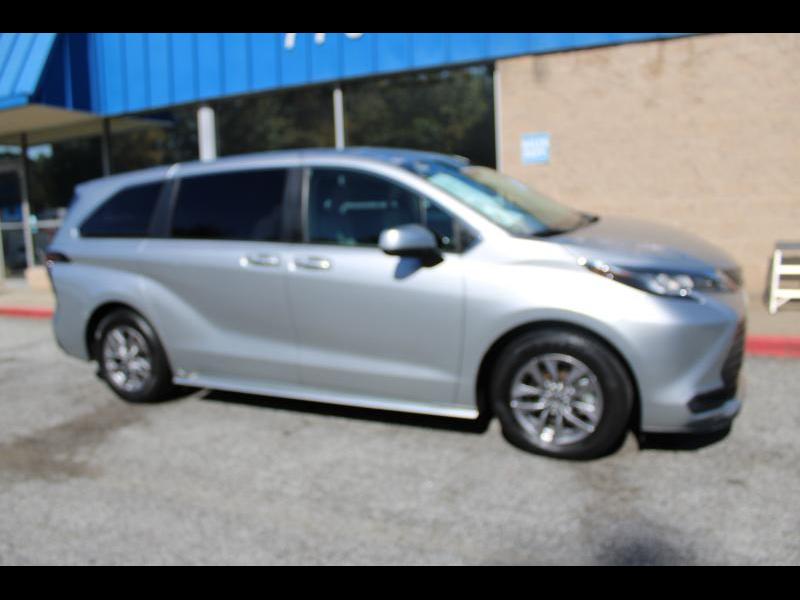 Toyota Sienna LE FWD 8-Passenger (Natl) 2023