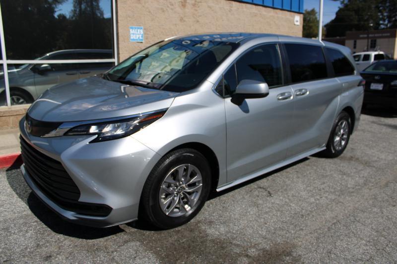Toyota Sienna LE FWD 8-Passenger (Natl) 2023