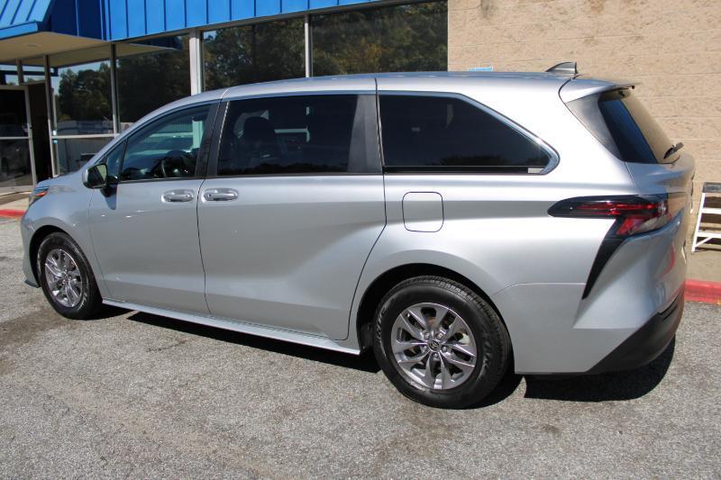 Toyota Sienna LE FWD 8-Passenger (Natl) 2023