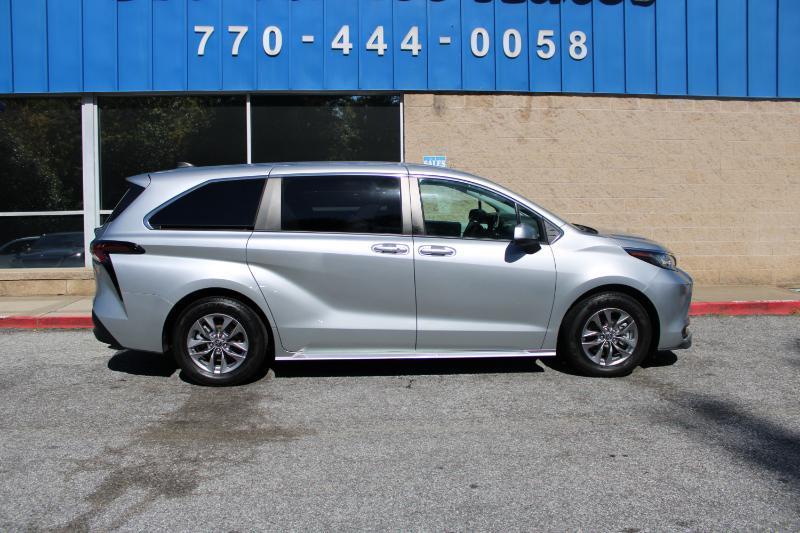 Toyota Sienna LE FWD 8-Passenger (Natl) 2023