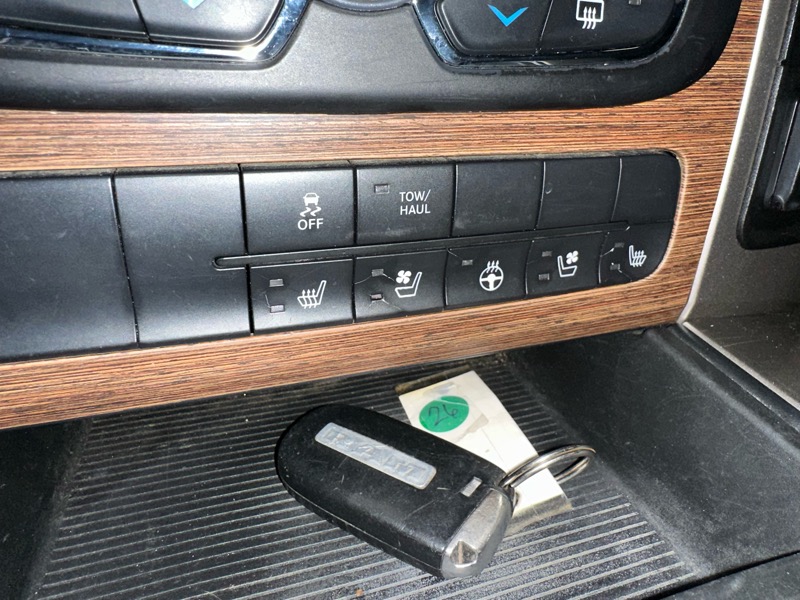 RAM 1500 Laramie Crew Cab SWB 4WD 2014