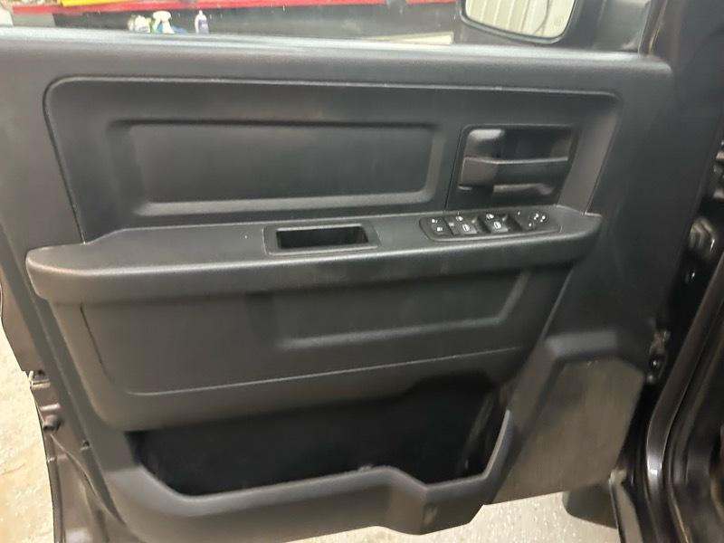 RAM 1500 4WD Quad Cab 140.5" Tradesman 2015
