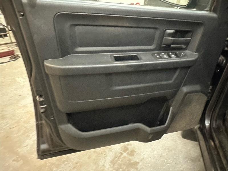 RAM 1500 4WD Quad Cab 140.5" Tradesman 2015