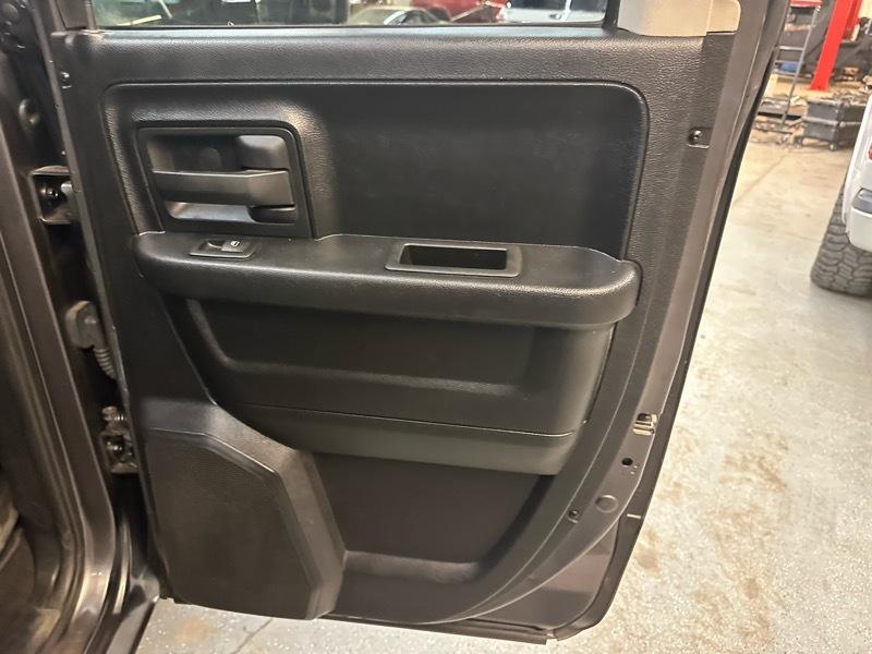 RAM 1500 4WD Quad Cab 140.5" Tradesman 2015