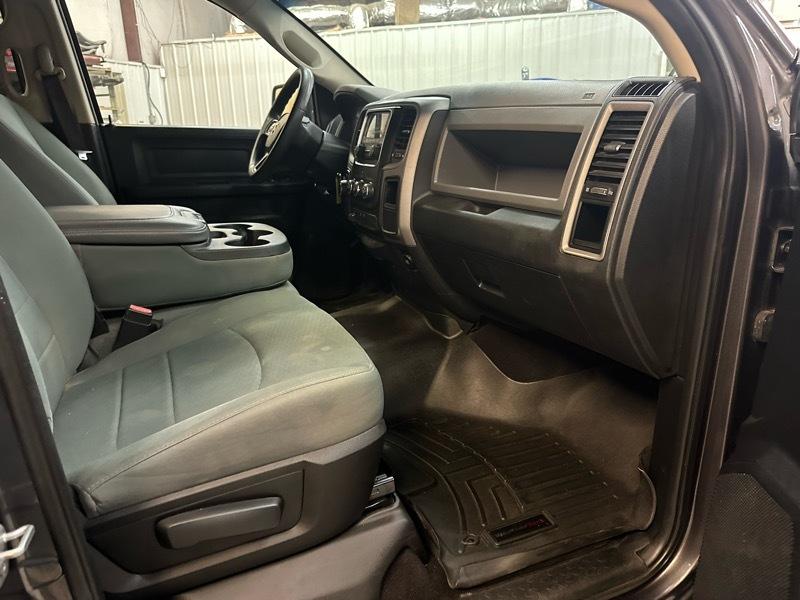 RAM 1500 4WD Quad Cab 140.5" Tradesman 2015