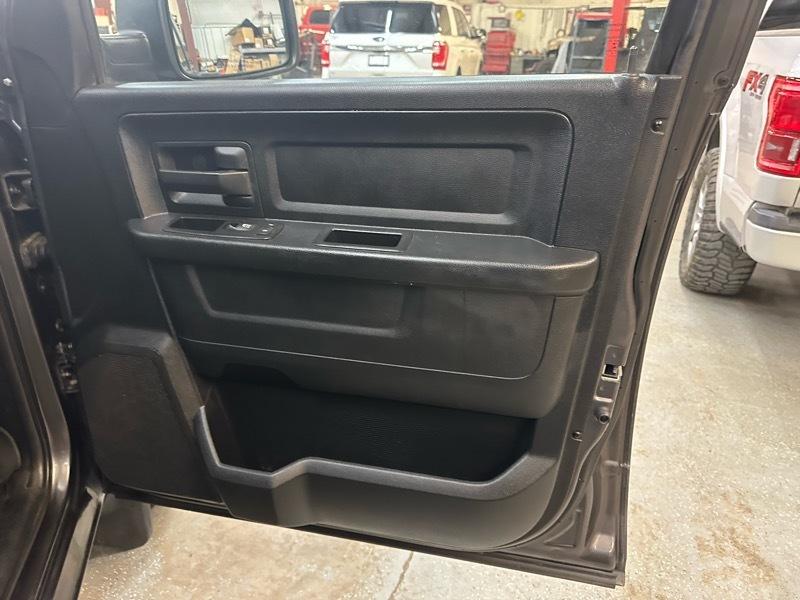 RAM 1500 4WD Quad Cab 140.5" Tradesman 2015