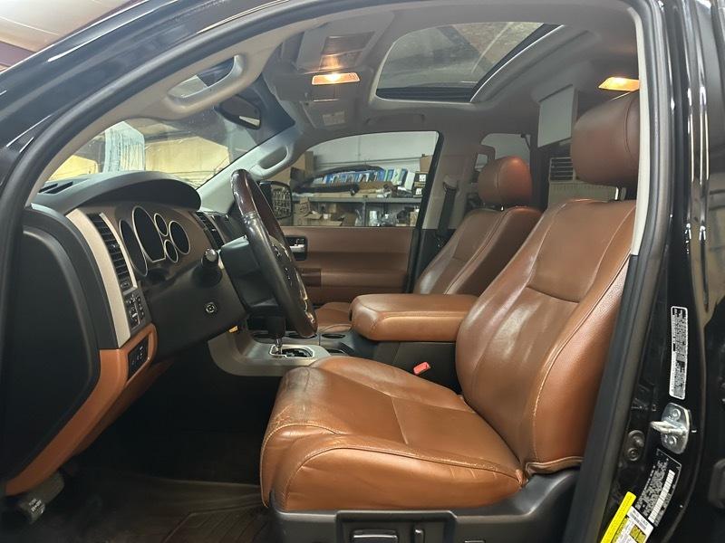 Toyota Sequoia Plantium 4WD FFV 2013