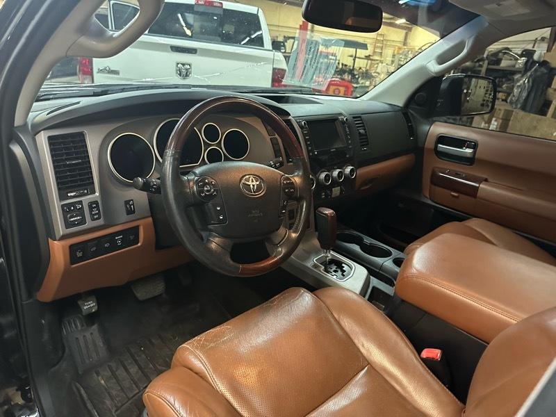 Toyota Sequoia Plantium 4WD FFV 2013
