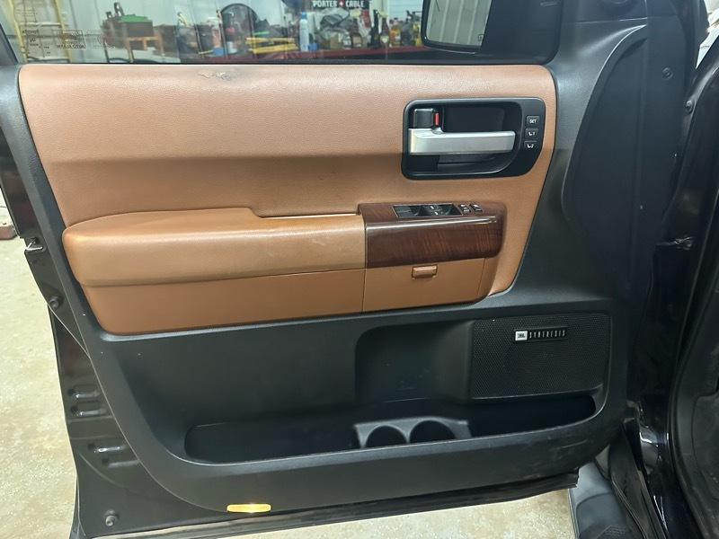 Toyota Sequoia Plantium 4WD FFV 2013