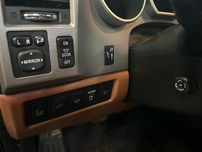 Toyota Sequoia Plantium 4WD FFV 2013