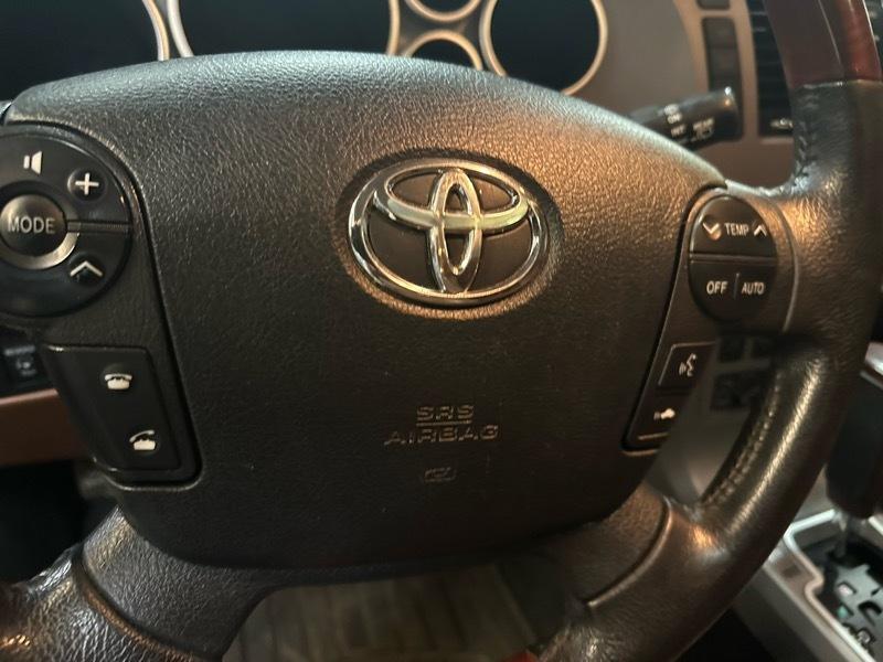 Toyota Sequoia Plantium 4WD FFV 2013