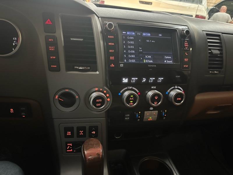 Toyota Sequoia Plantium 4WD FFV 2013