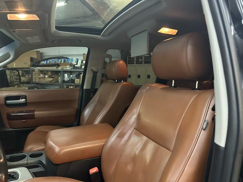 Toyota Sequoia Plantium 4WD FFV 2013
