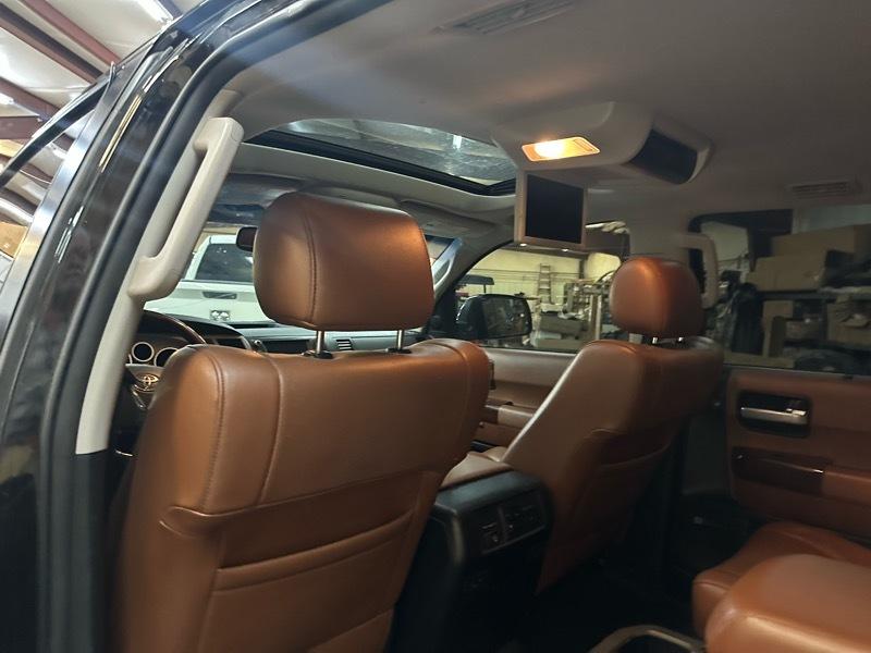Toyota Sequoia Plantium 4WD FFV 2013