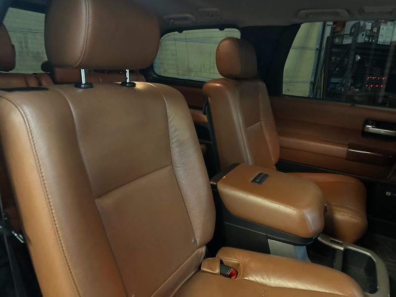 Toyota Sequoia Plantium 4WD FFV 2013