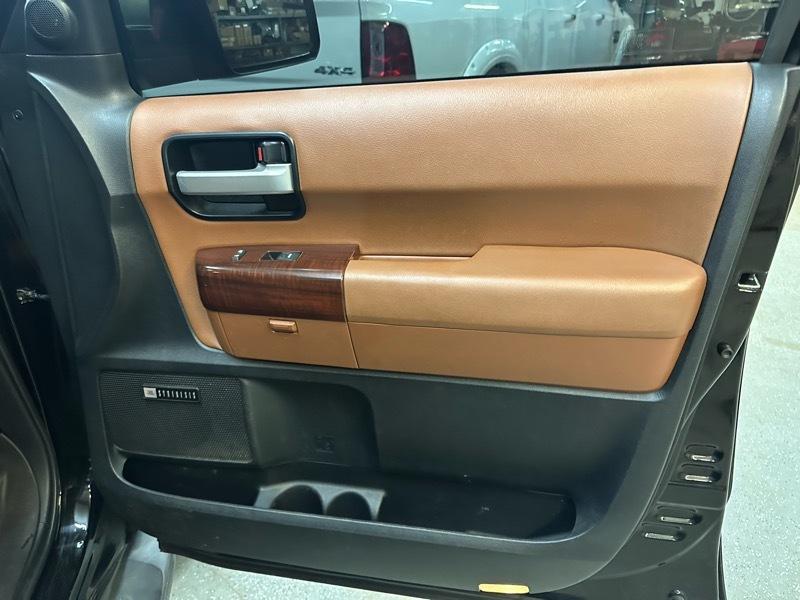 Toyota Sequoia Plantium 4WD FFV 2013
