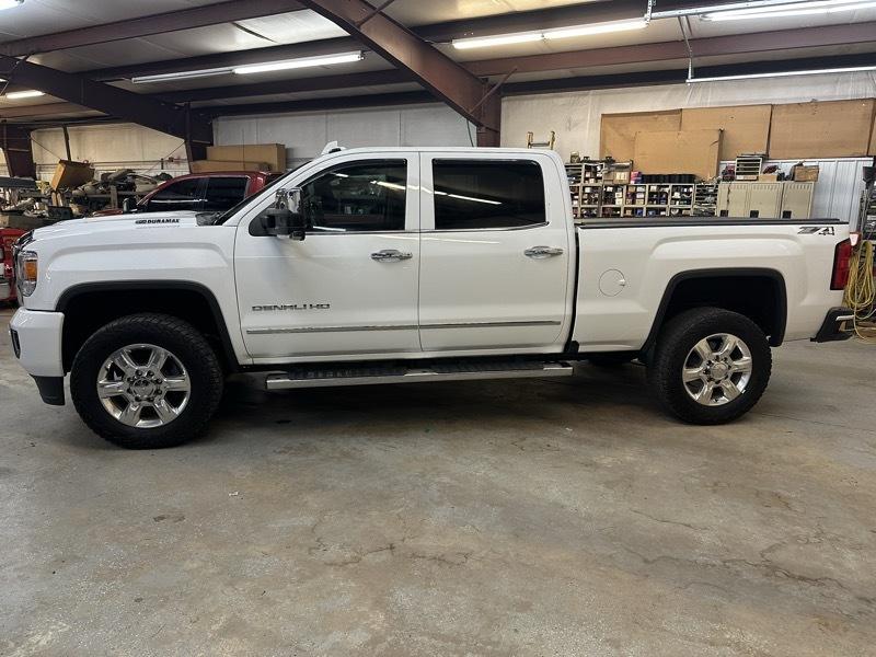 GMC Sierra 2500HD Denali Crew Cab 4WD 2017