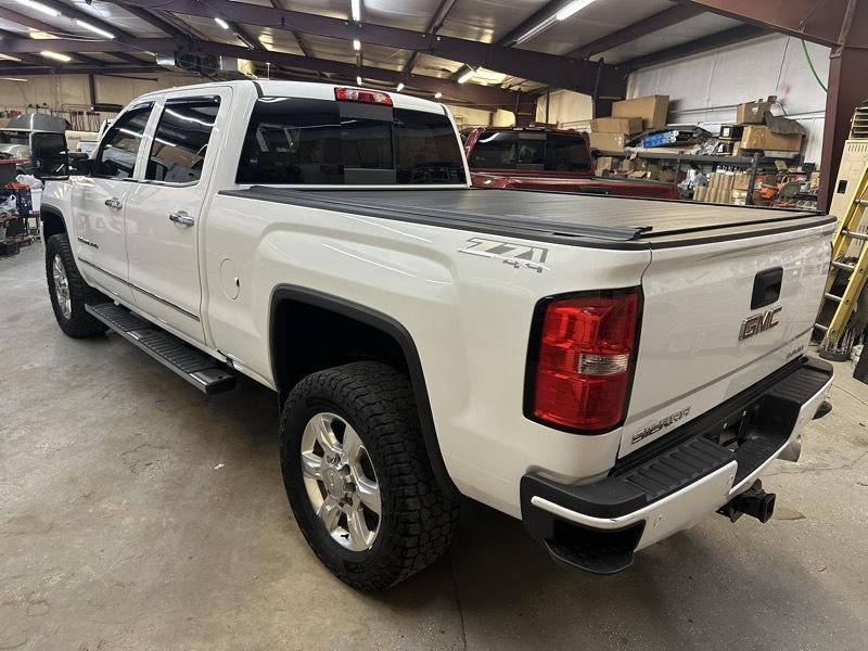 GMC Sierra 2500HD Denali Crew Cab 4WD 2017