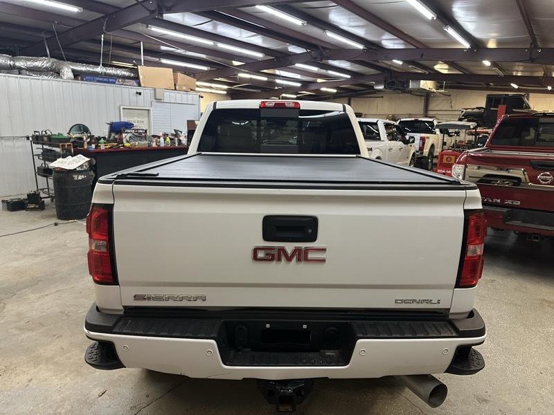 GMC Sierra 2500HD Denali Crew Cab 4WD 2017