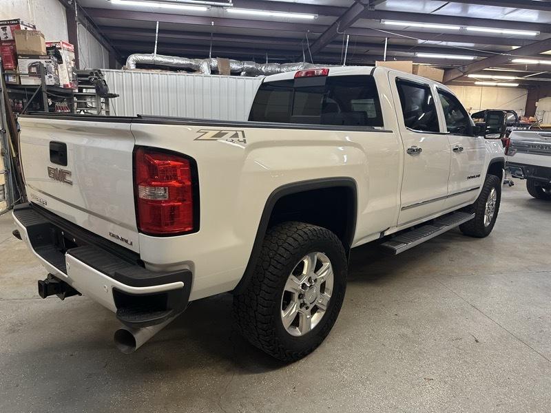 GMC Sierra 2500HD Denali Crew Cab 4WD 2017