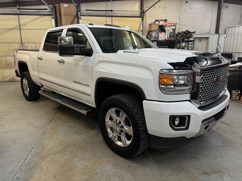 GMC Sierra 2500HD Denali Crew Cab 4WD 2017