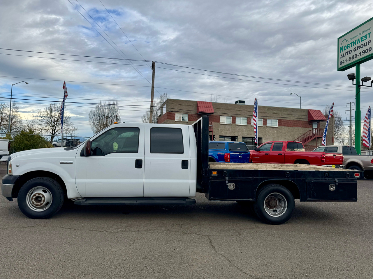 Ford Super Duty F-350 DRW Crew Cab 176" WB 60" CA Lariat 2006