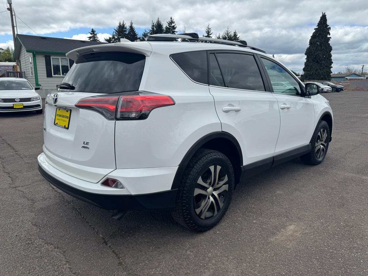 Toyota RAV4 LE AWD (Natl) 2017