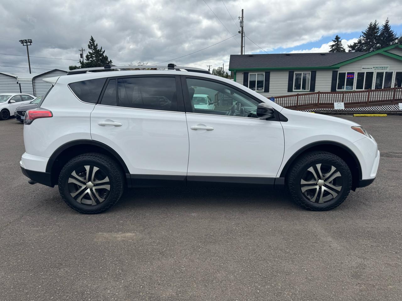 Toyota RAV4 LE AWD (Natl) 2017