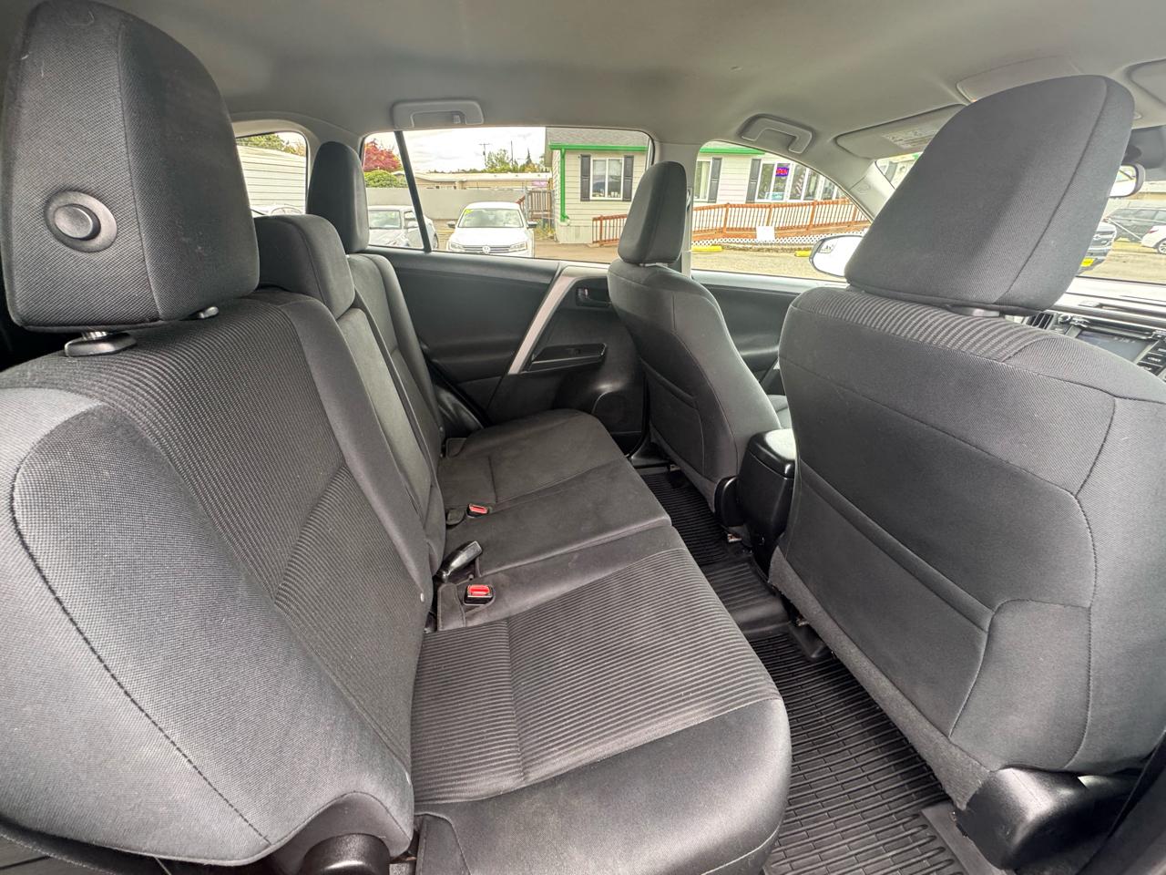 Toyota RAV4 LE AWD (Natl) 2017