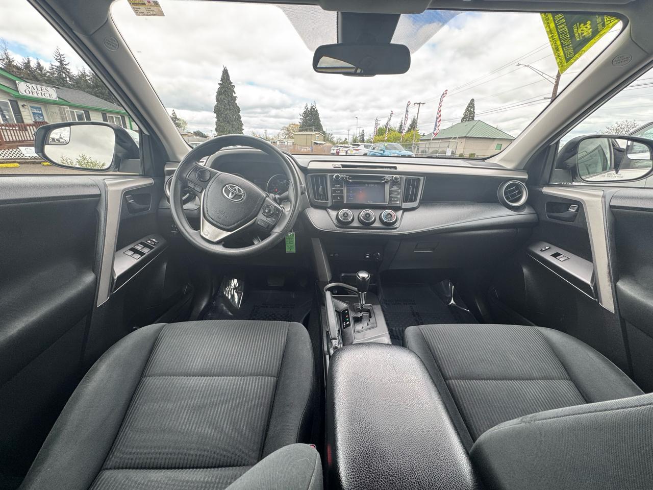 Toyota RAV4 LE AWD (Natl) 2017