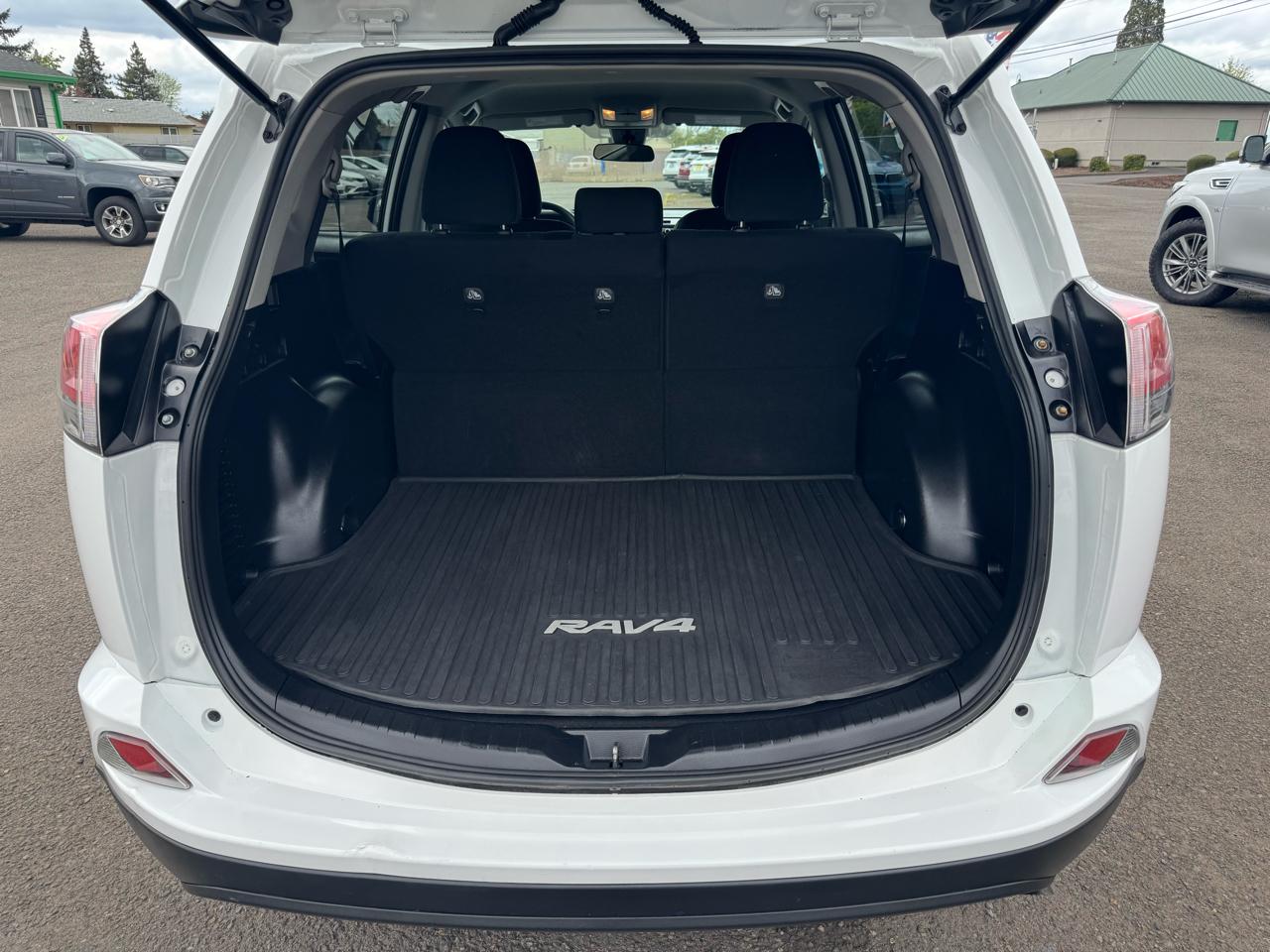 Toyota RAV4 LE AWD (Natl) 2017