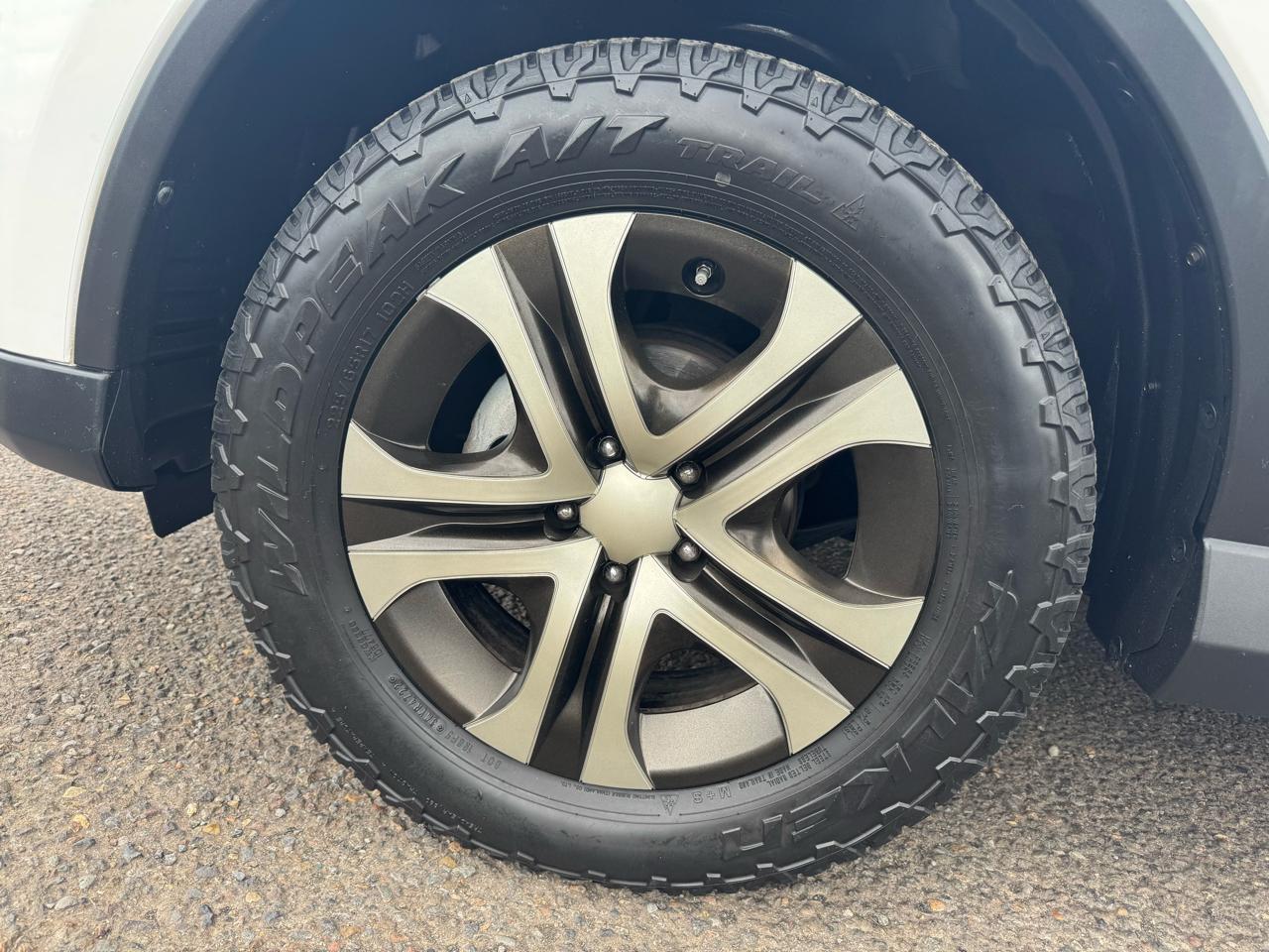 Toyota RAV4 LE AWD (Natl) 2017