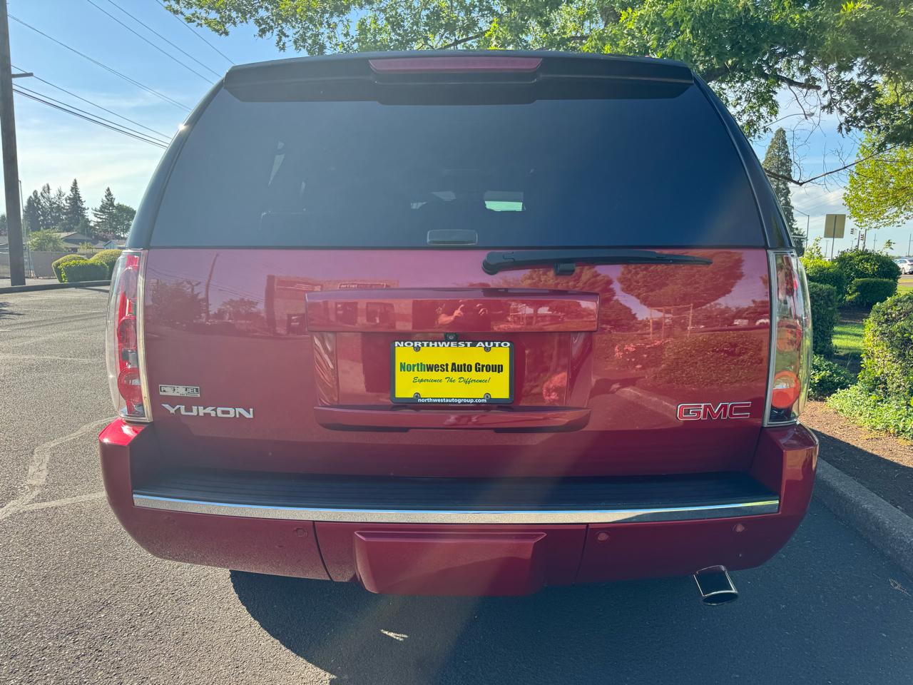 GMC Yukon AWD 4dr 1500 Denali 2012