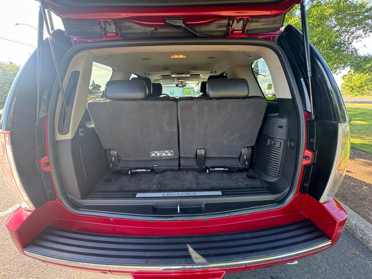 GMC Yukon AWD 4dr 1500 Denali 2012