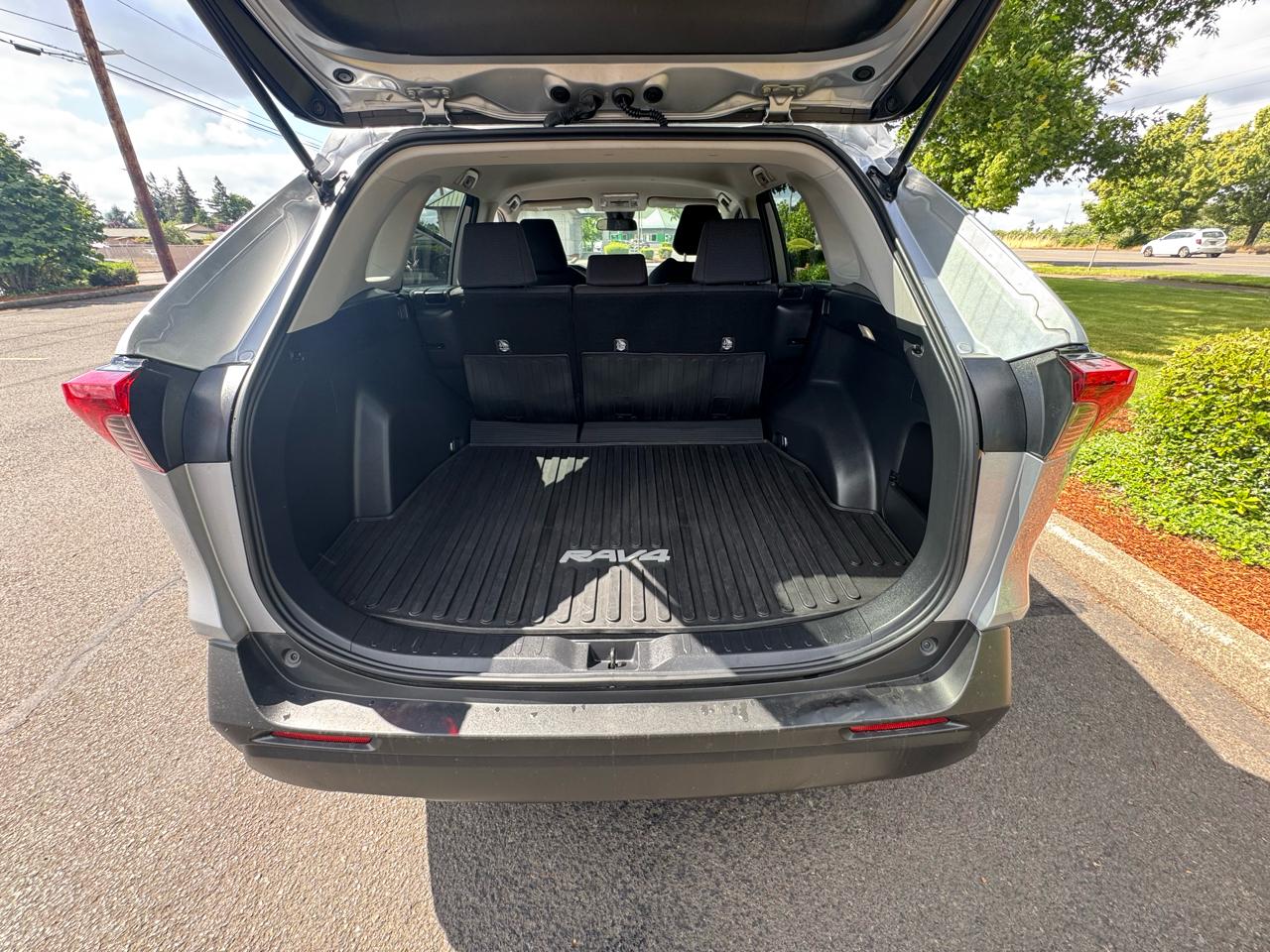 Toyota RAV4 LE AWD (Natl) 2022