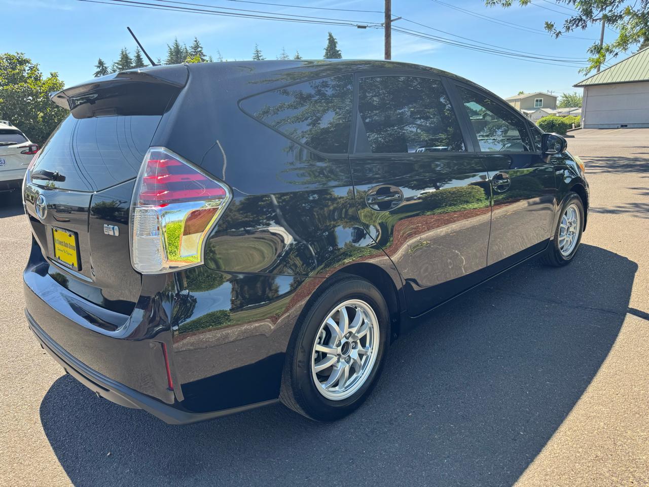 Toyota Prius V 5dr Wgn Three (Natl) 2015