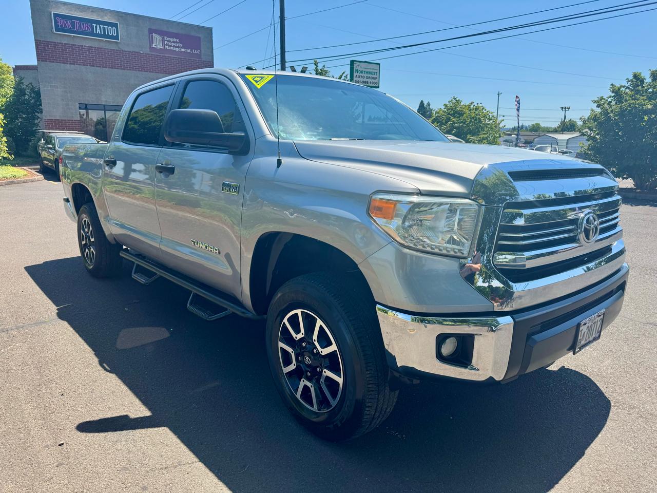 Toyota Tundra 4WD Truck CrewMax 5.7L V8 6-Spd AT SR5 (Natl) 2016