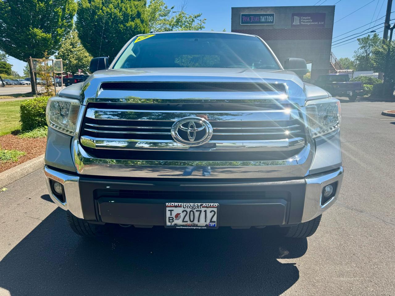 Toyota Tundra 4WD Truck CrewMax 5.7L V8 6-Spd AT SR5 (Natl) 2016