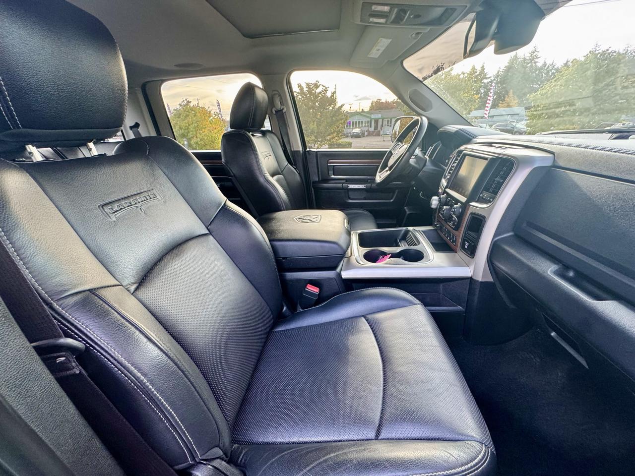 RAM 1500 4WD Crew Cab 149" Laramie 2016