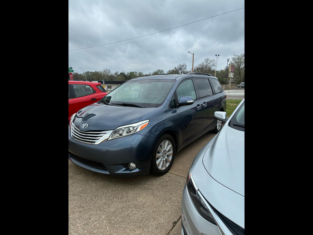 2017 Toyota Sienna XLE Auto Access Seat FWD 7-Passenger (Natl)