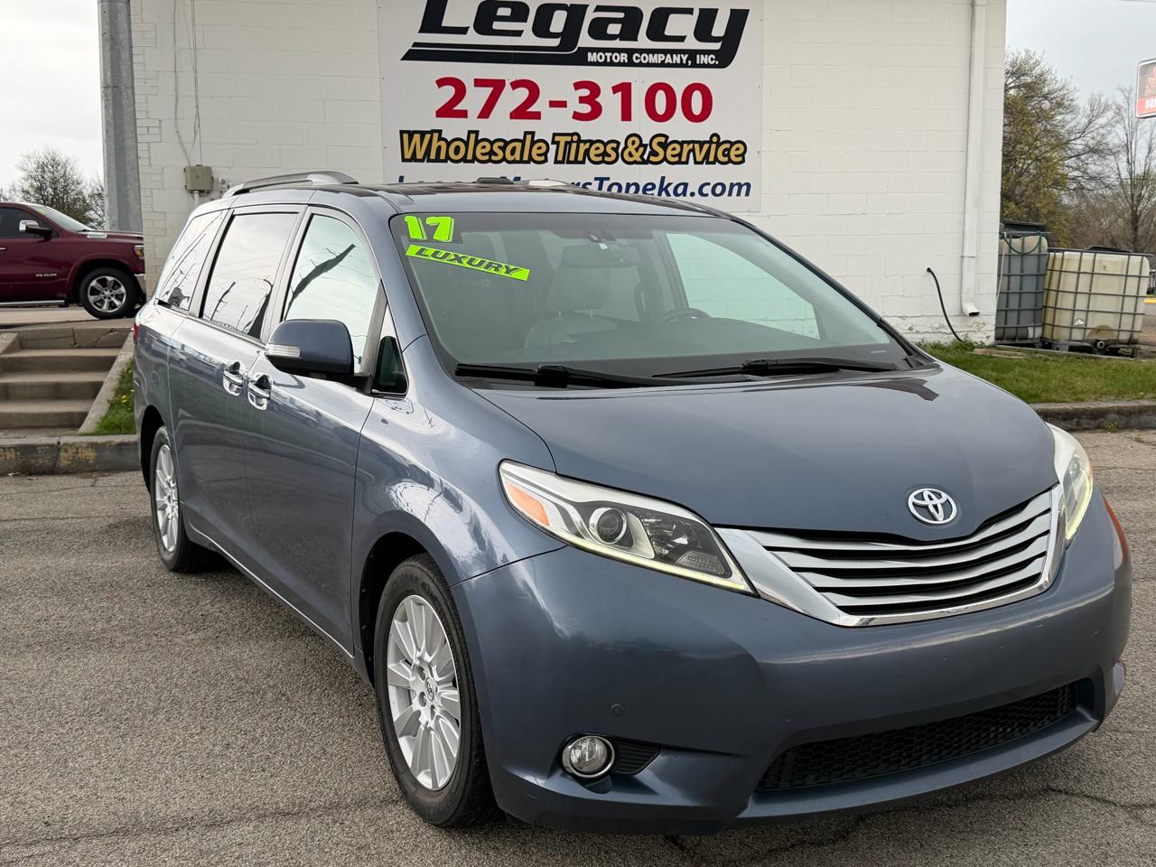 2017 Toyota Sienna XLE Auto Access Seat FWD 7-Passenger (Natl)