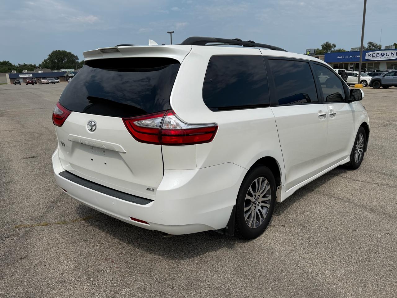 Toyota Sienna XLE Auto Access Seat FWD 7-Passenger (Natl) 2018