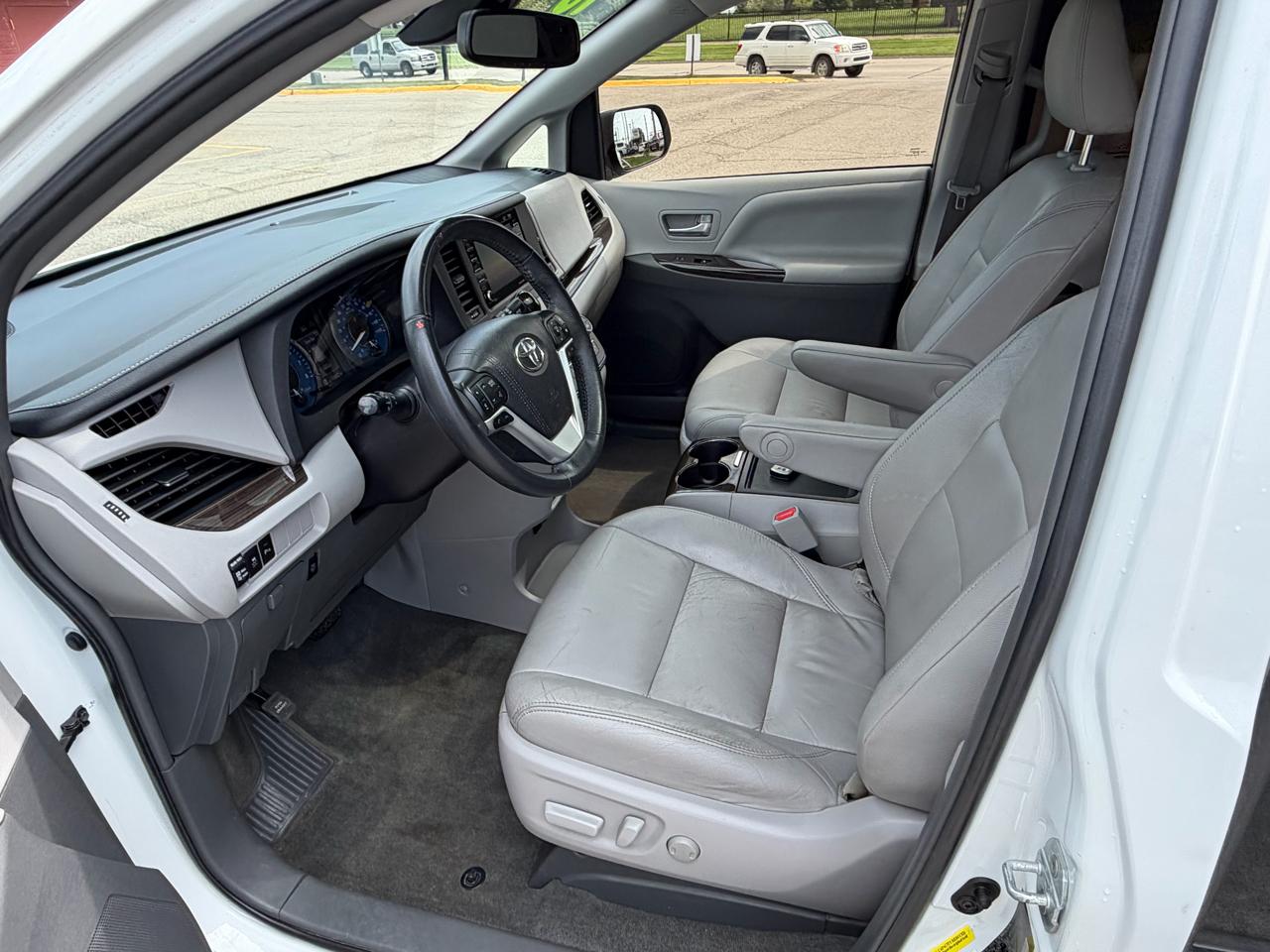 Toyota Sienna XLE Auto Access Seat FWD 7-Passenger (Natl) 2018