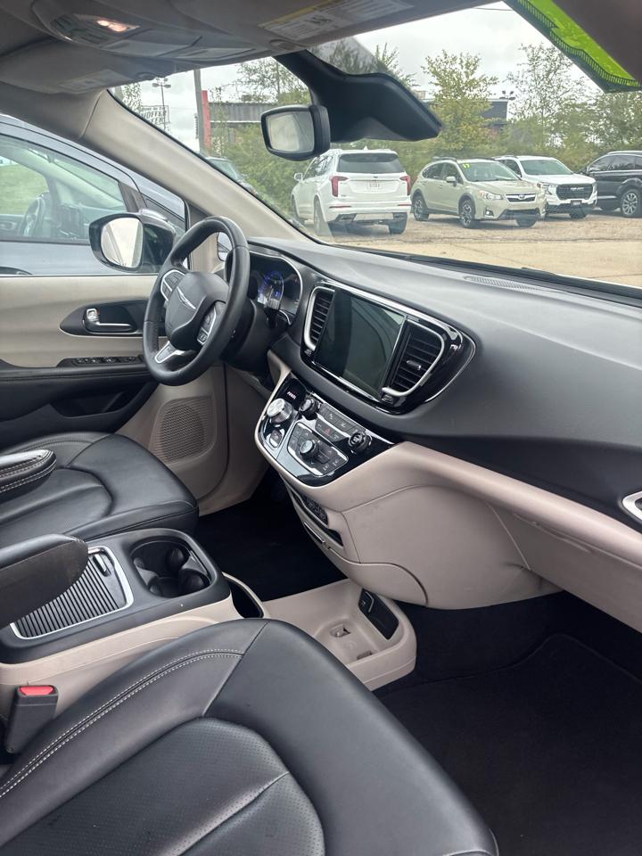 Chrysler Pacifica Touring L FWD 2024