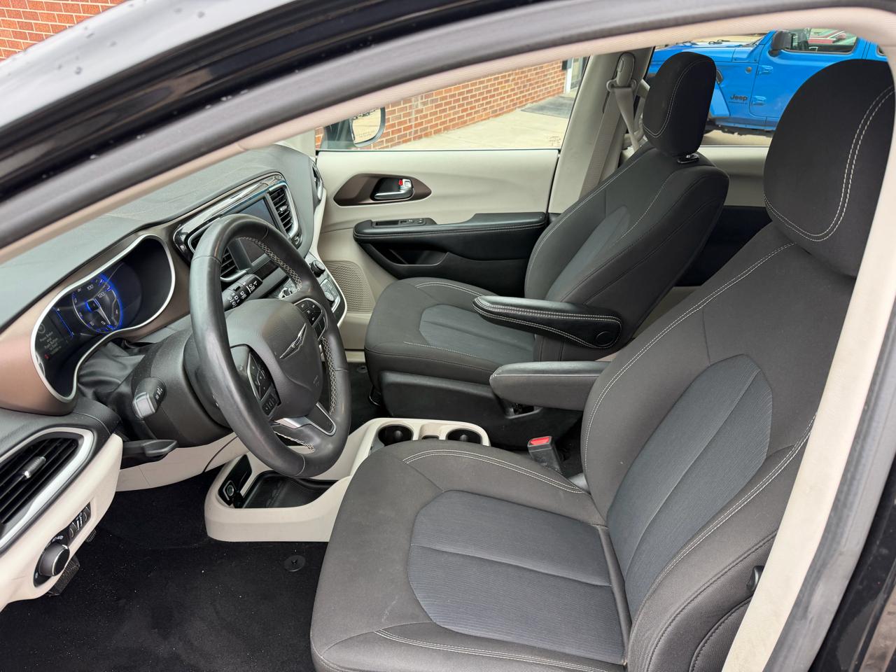 Chrysler Voyager LX FWD 2022