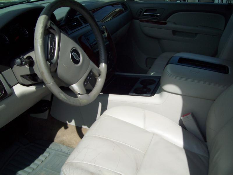 Chevrolet Suburban LT 1500 4WD 2012