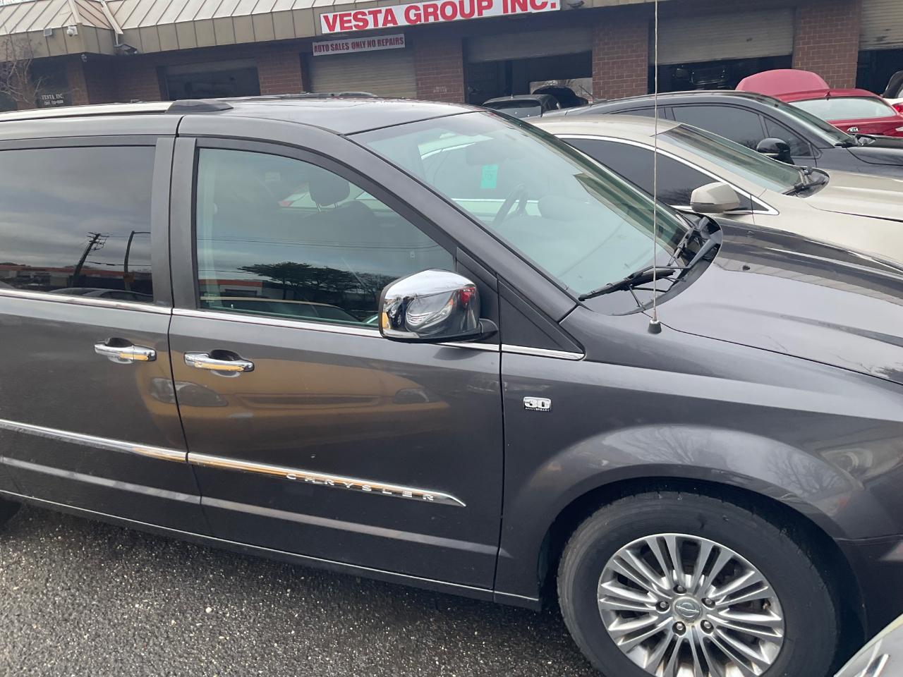 Chrysler Town & Country 4dr Wgn Touring-L 30th Anniversary 2014