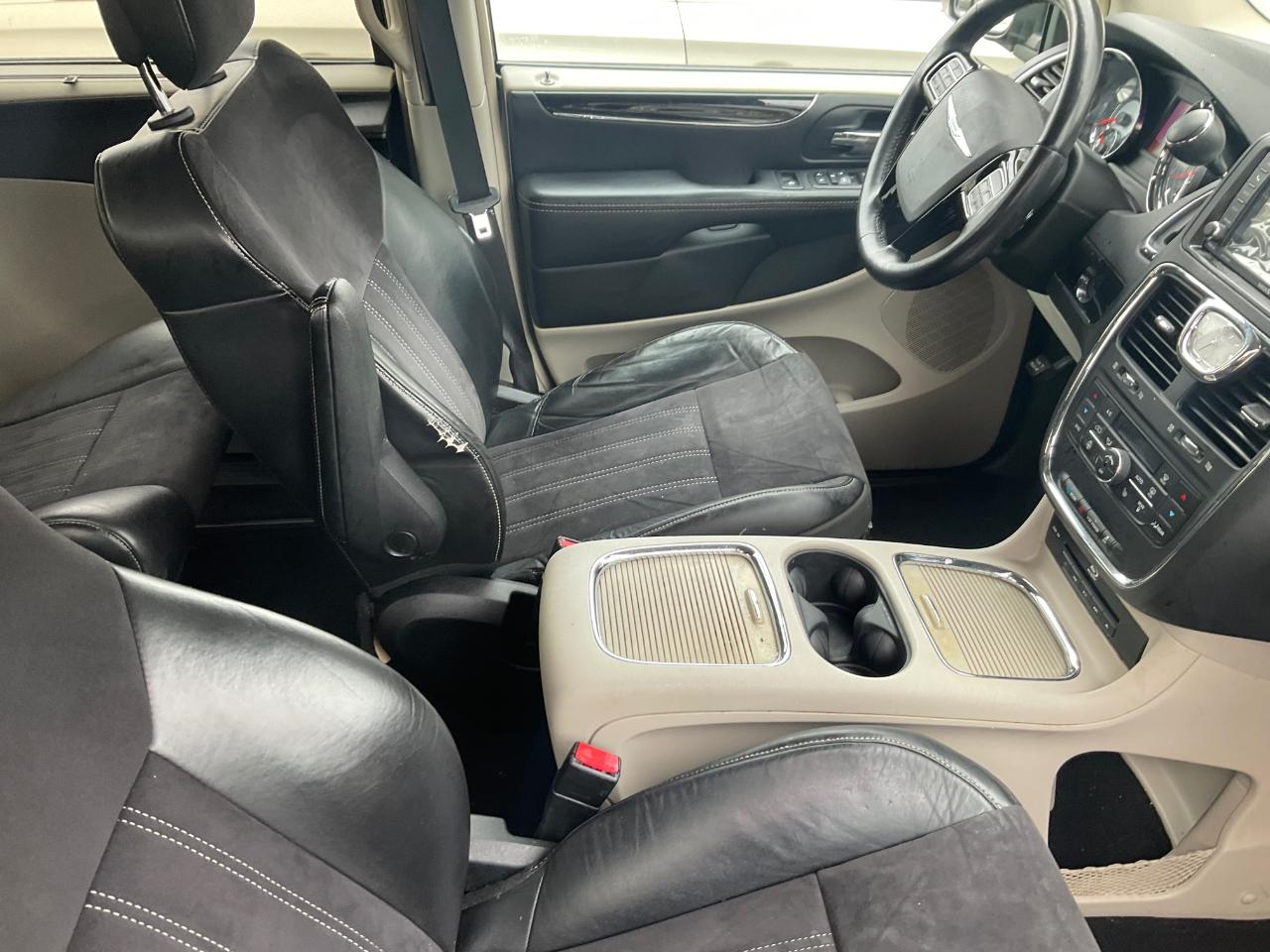 Chrysler Town & Country 4dr Wgn Touring-L 30th Anniversary 2014