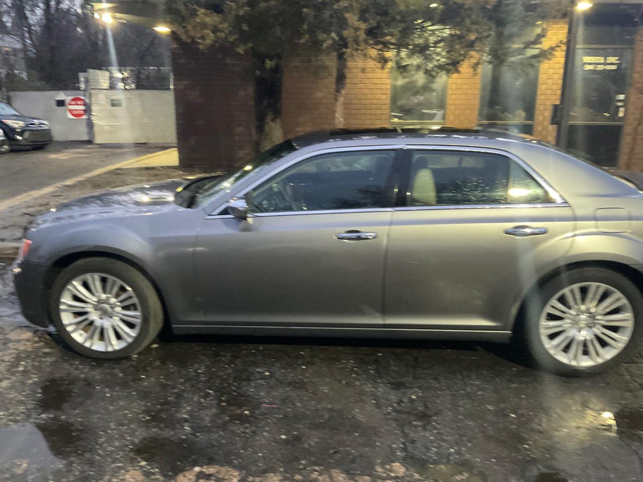 Chrysler 300 4dr Sdn 300C RWD 2011